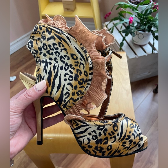 Wild Rose Leopard Print Peep Toe Heels with Ruffle Detail - Picture 5 of 13